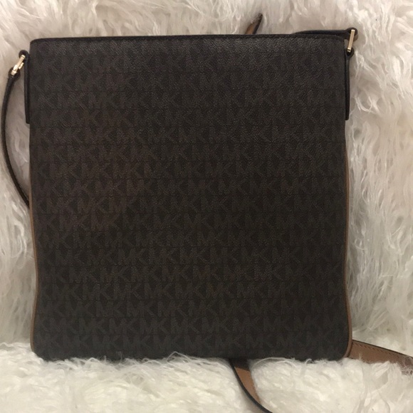 🔥Michael Kors Crossbody 🔥 - Picture 2 of 8